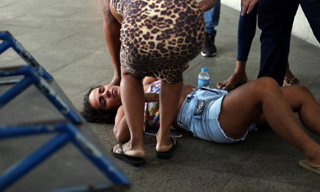 Grávida, a mãe de Raquel desmaia ao chegar ao hospital Foto: Lucas Tavares/ Agência O Globo