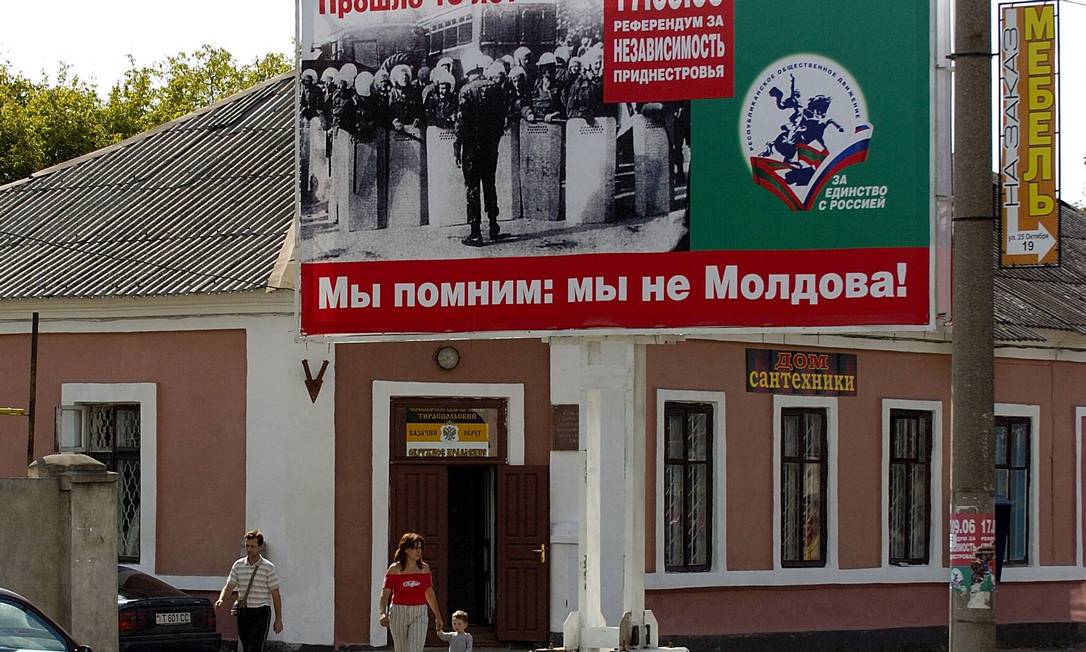 Foto de 2006 com outdoor em Tiraspol, na Transnístria, com as seguintes mensagens: “Nós recordamos! Não somos a Moldávia!” e “Pela união com a Rússia!” Foto: Vadim Denisov / AFP