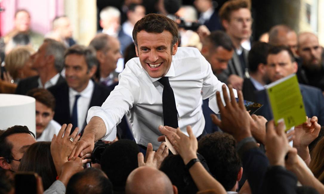 Presidente da França, Emmanuel Macron, cumprimenta eleitores durante comício em Figeac, no Sul do país Foto: LIONEL BONAVENTURE / AFP