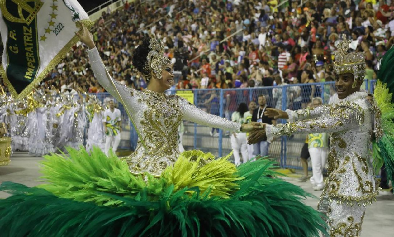 Casal de mestre-sala e porta-bandeira da Imperatriz Leopoldinense no primeiro desfile desta noite de sexta-feira Foto: Brenno Carvalho / Agência O Globo