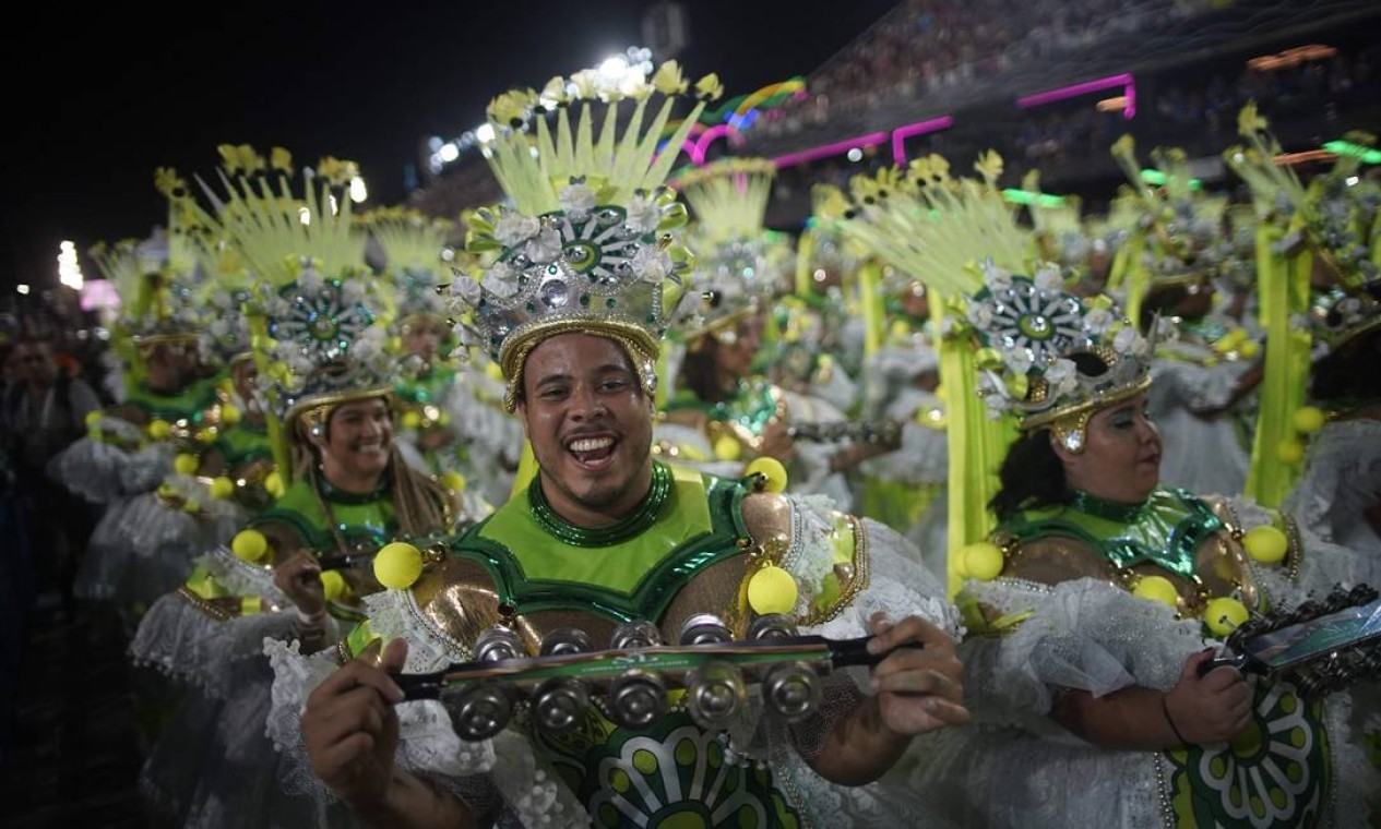 Bateria da Imperatriz, que homenageia o carnavalesco da escola Arlindo Rodrigues Foto: MAURO PIMENTEL / AFP