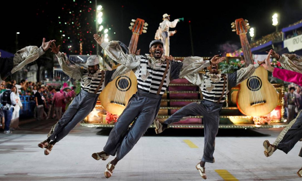 Bailarinos da comissão de frente da Mangueira Foto: AMANDA PEROBELLI / REUTERS