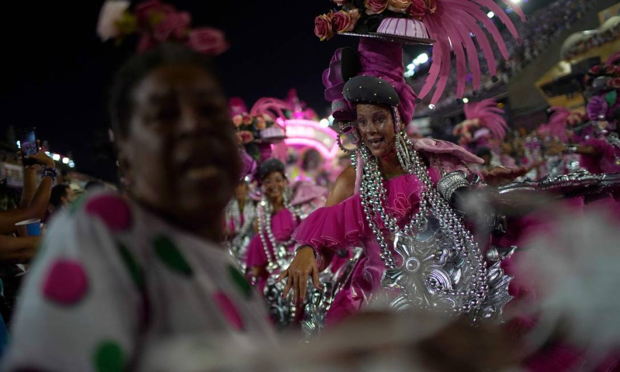 Mangueira cobriu avenida de tons de rosa Foto: MAURO PIMENTEL / AFP