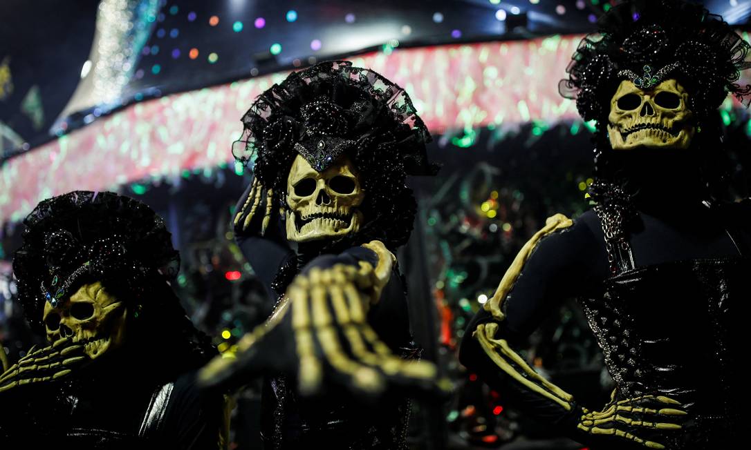 Escola de Niterói traça paralelo entre o carnaval deste ano e o de 1919, reazlizado logo após a pandemia da gripe espanhola Foto: AMANDA PEROBELLI / REUTERS