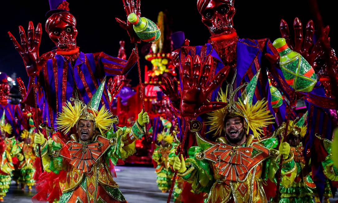 Mestre-sala da Viradouro e porta-bandeira da Beija-Flor perdem sapato em  frente aos jurados na Sapucaí - Jornal O Globo