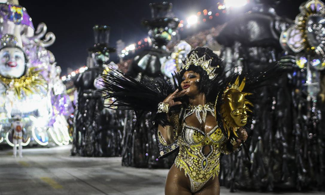 Mestre-sala da Viradouro e porta-bandeira da Beija-Flor perdem sapato em  frente aos jurados na Sapucaí - Jornal O Globo