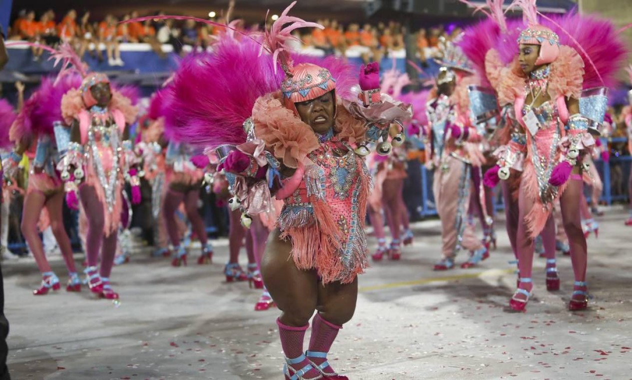 Foliã mostra samba no pé no desfile da Viradouro Foto: Douglas Shineidr / Riotur