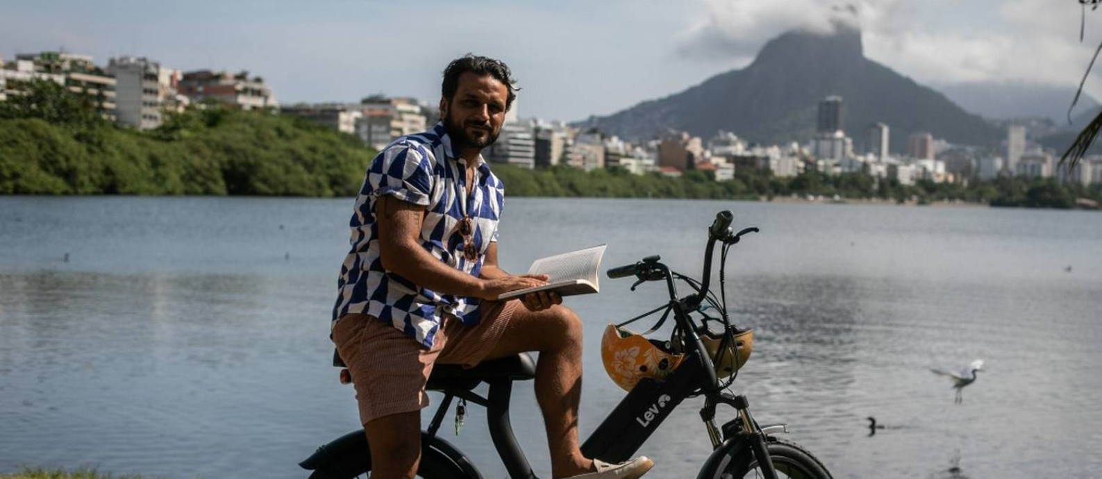 Mercado de bikes elétricas cresce no Brasil. Na foto, Pedro Salomão usa meio para se locomover para o trabalho, mercado, etc. Foto: Brenno Carvalho / Agência O Globo