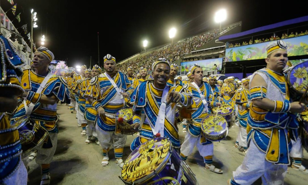A bateria: ogãs do Tuiuti tocam os tambores na avenida e animam a festa Foto: Domingos Peixoto / Agência O Globo