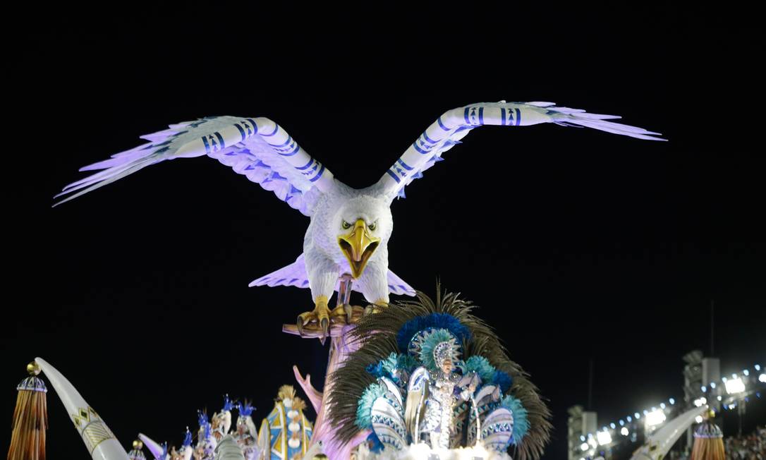 A tradicional águia da azul e branco de Madureira 'sobrevoa' a avenida Foto: Domingos Peixoto / Agência O Globo