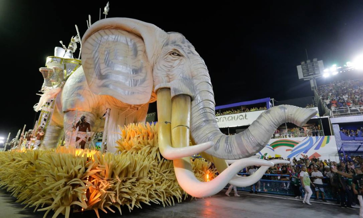 Alegoria que retrata a consagração de Oxóssi como o caçador de elefantes Foto: Domingos Peixoto / Agência O Globo