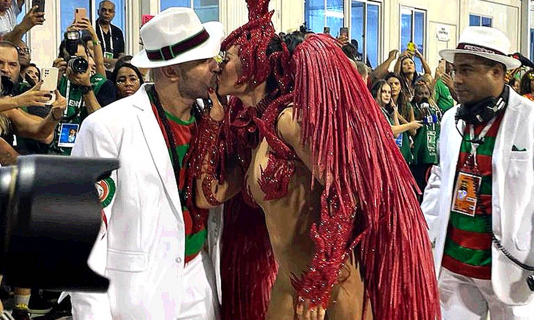 Paolla Oliveira e Diogo Nogueira se beijam na Avenida, antes do desfile Foto: Natália Boere