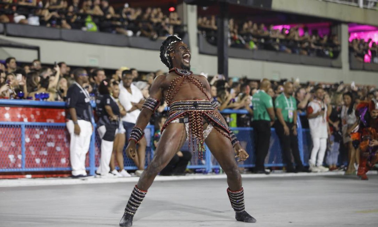 Dançarino da comissão de frente que representa Exu, orixá cantado pela escola na avenida Foto: Brenno Carvalho / Agência O Globo