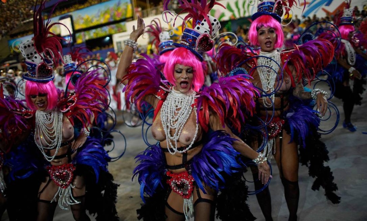 Ala formada por travestis e
mulheres trans Foto: MAURO PIMENTEL / AFP