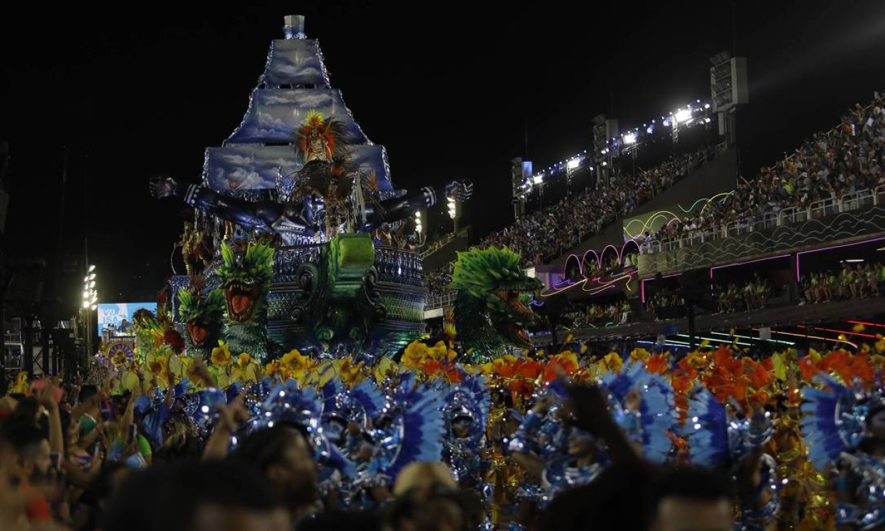 A Unidos de Vila Isabel encerra o carnaval 2022 na Sapucaí Foto: Brenno Carvalho / Agência O Globo