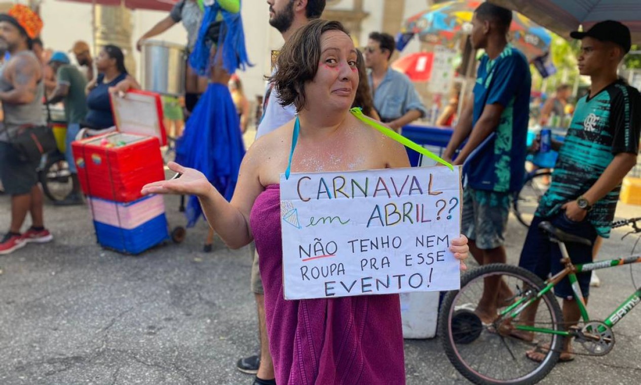 De toalha, foliã no Boi Tolo brinca "Carnaval em Abril? Não tenho nem roupa para esse evento” Foto: Luísa Marzullo / Agência O Globo - 24/04/2022