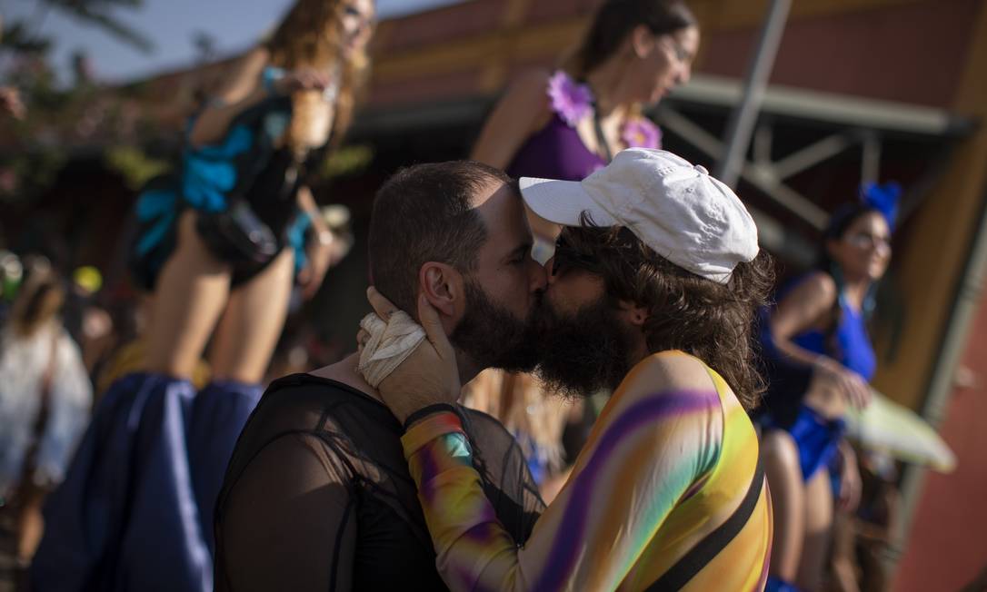 Gustavo Pinhal e Márcio Fernandes se beijaram no Bloco Filhotes Famintos que desfilou no Boulevard Olímpico Foto: Marcia Foletto / Agência O Globo