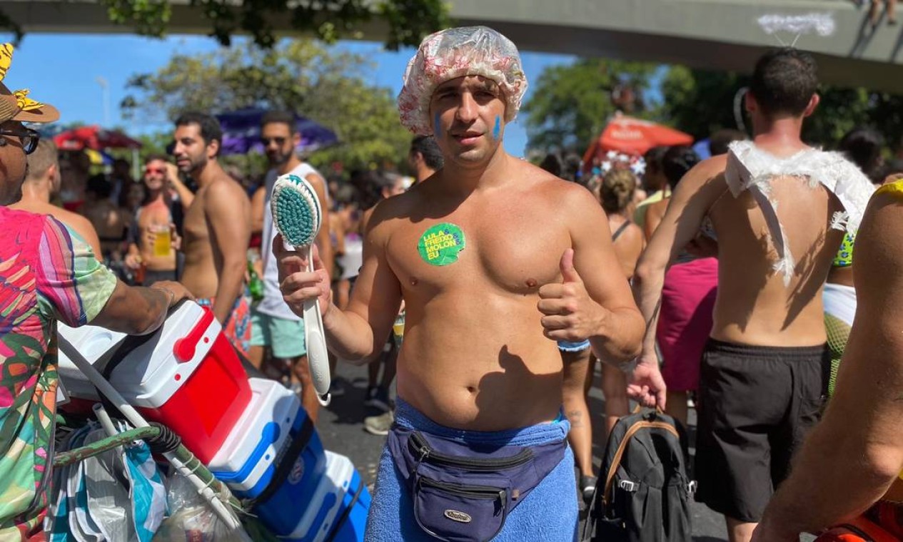 'A conta está cara, está tudo caro e o carnaval foi feito para a gente se manifestar', diz folião que se vestiu só de toalha em protesto Foto: Luísa Marzullo / Agência O Globo - 24/04/2022