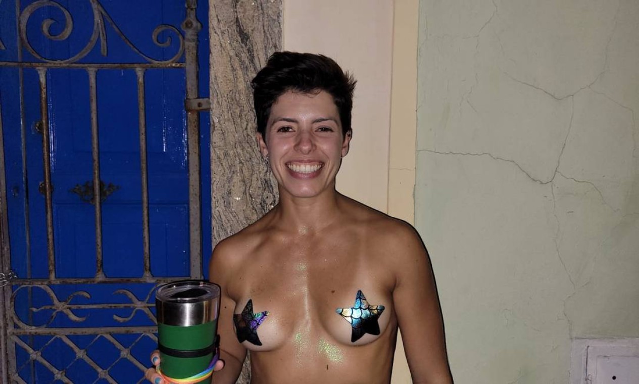 A professora Lívia Rocha, de 29 anos, se sente confortável em mostrar os seios no bloco quando curte o carnaval ao lado dos amigos que também são LGBQIA+ Foto: Ana Flávia Pilar