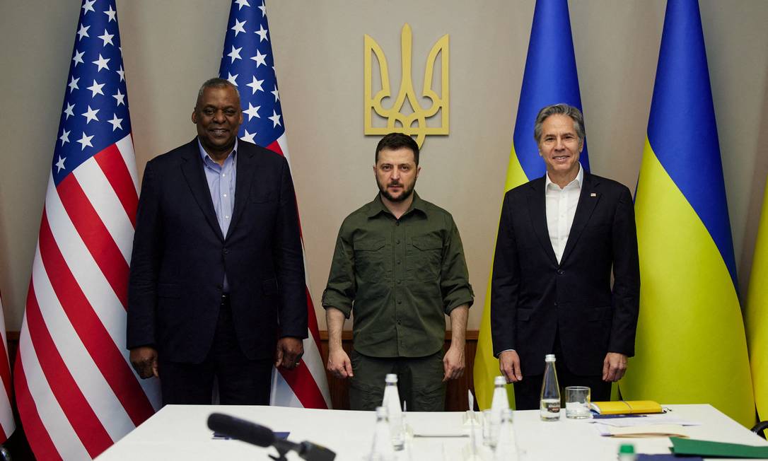 Da esquerda para direita, o secretário de Defesa dos EUA Loyd Austin, o presidente ucraniano Volodymyr Zelensky e o secretário de Estado americano Antony Blinken Foto: Presidências da Ucrânia / via Reuters