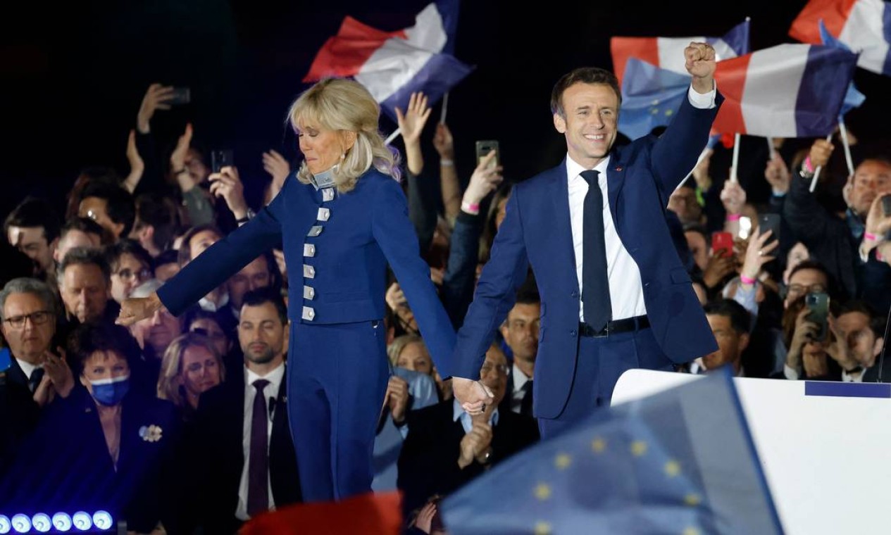 Macron e a esposa, Brigitte Macron, chegam para celebração da vitória na disputa presidencial da França Foto: LUDOVIC MARIN / AFP