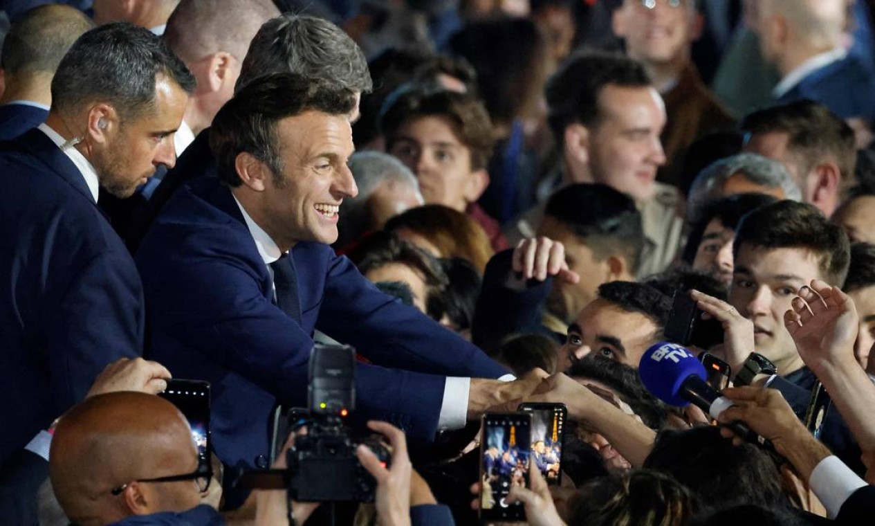 Emmanuel Macron cumprimenta apoiadores após sua vitória na eleição presidencial da França Foto: LUDOVIC MARIN / AFP