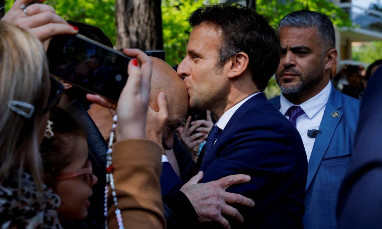 Macron beija um apoiador ao chegar para votar em Le Touquet-Paris-Plage Foto: GONZALO FUENTES / REUTERS