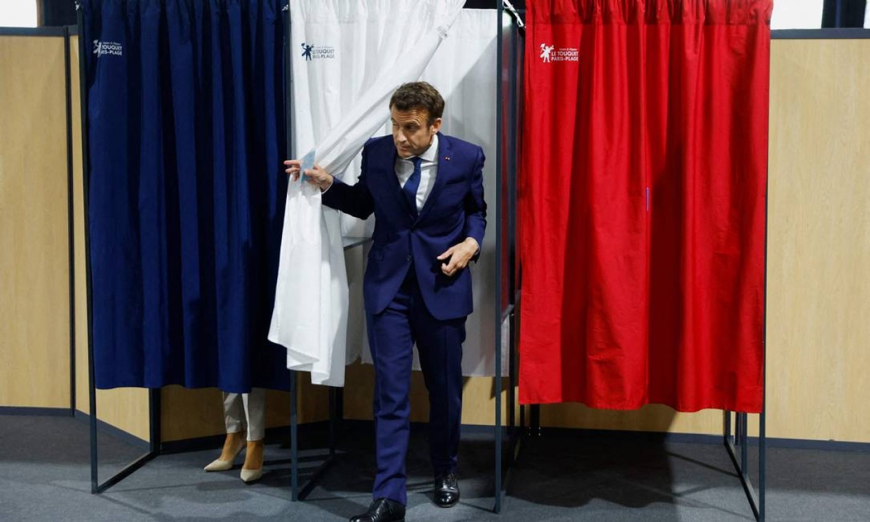 Emmanuel Macron deixa a cabine de votação. Presidente recebeu 58,54% dos votos Foto: GONZALO FUENTES / AFP