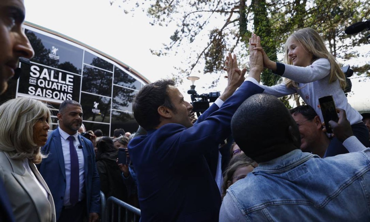 Emmanuel Macron cumprimenta apoiadores após votar no segundo turno das eleições presidenciais francesas, em uma seção em Le Touquet-Paris-Plage Foto: GONZALO FUENTES / REUTERS