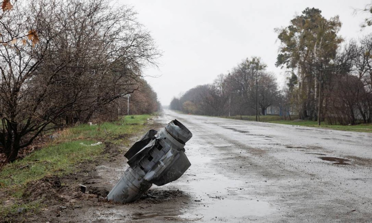 Míssil é visto em uma estrada na região de Gostomel Foto: STRINGER / REUTERS