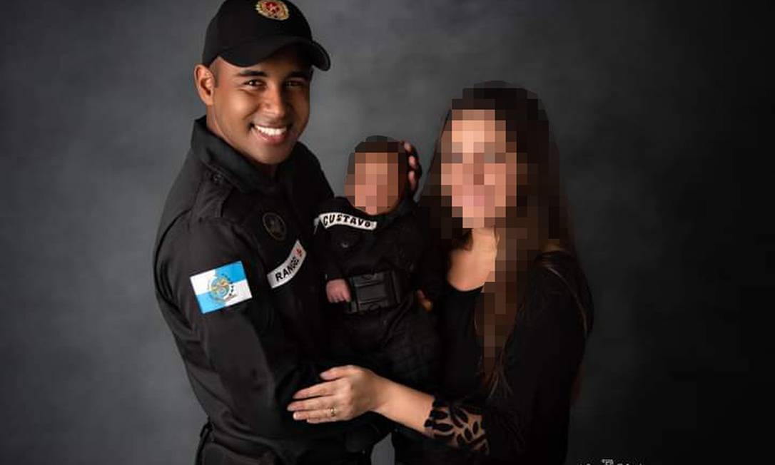 Policial Paulo Rangel em foto com a viúva e o filho bebê; ele foi morto na Baixada Fluminense Foto: Reprodução