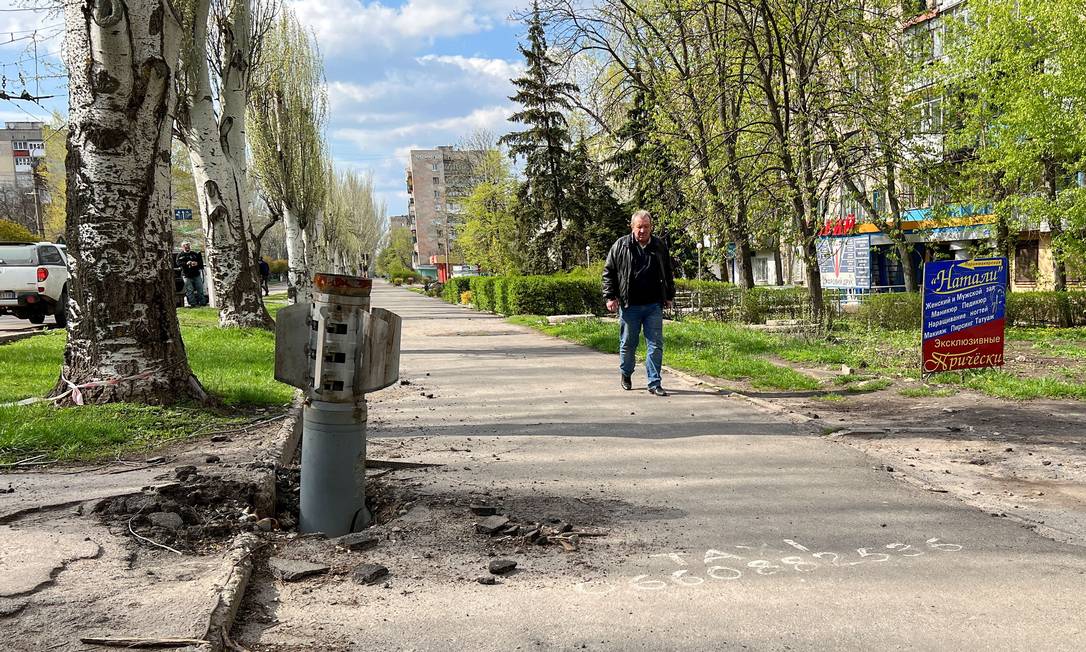 Homem passa por míssil em Rubizhne, região de Luhansk Foto: STAFF / REUTERS
