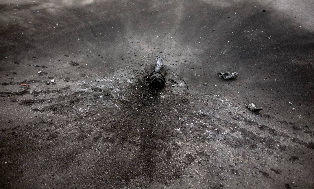 Projétil fica preso no chão, após bombardeio russo, em Kharkiv Foto: ALKIS KONSTANTINIDIS / REUTERS