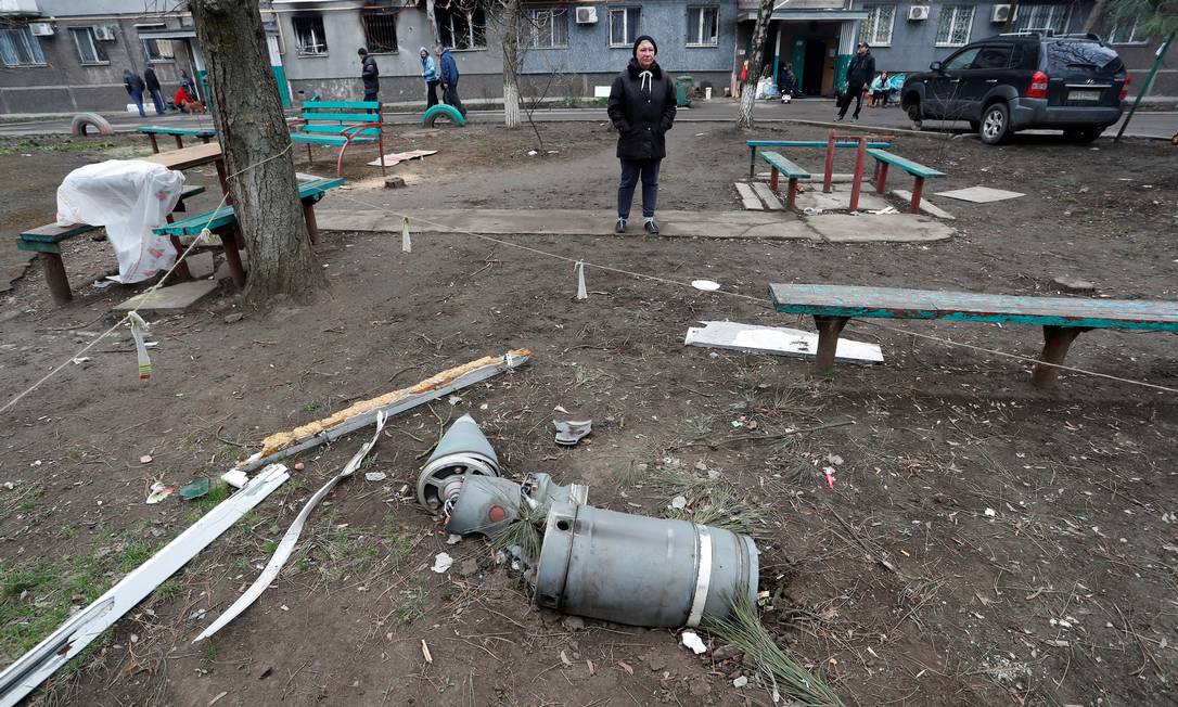 Restos de um míssil perto de um prédio residencial na cidade portuária de Mariupol Foto: ALEXANDER ERMOCHENKO / REUTERS