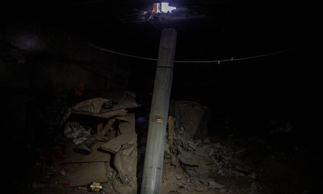 Míssil ucraniano é visto dentro de um prédio destruído que foi usado como base temporária pelo exército russo, na vila de Malaya Rohan, região de Kharkiv Foto: ALKIS KONSTANTINIDIS / REUTERS
