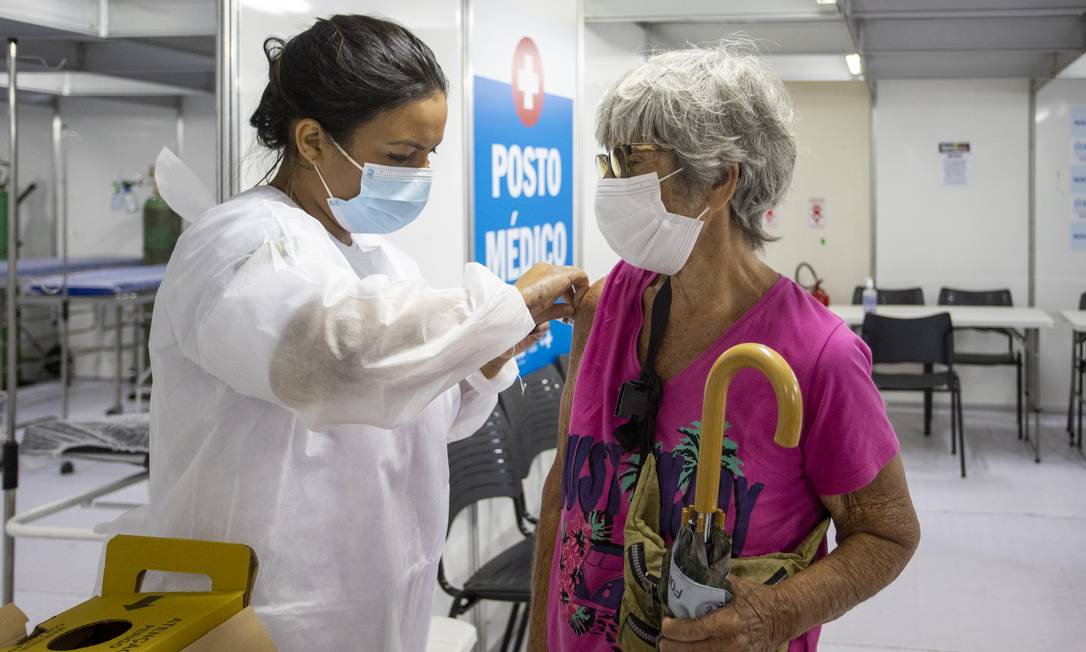 Idosa toma dose de reforço contra a Covid-19 em posto de saúde de Copacabana Foto: Ana Branco / Agência O Globo