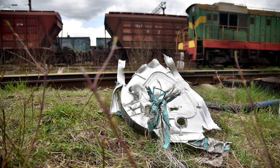 Destroços de um míssil russo usado em um ataque em instalações ferroviárias na região de Lviv, na Ucrânia Foto: Pavlo Palamarchuk / Reuters