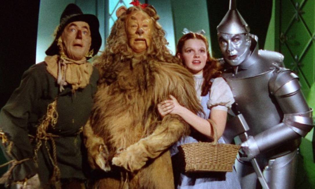 A atriz Judy Garland e seu vestio quadriculado, no papel de Dorothy, em cena do filme ''O Mágico de Oz'', de Victor Fleming Foto: Divulgação/MGM