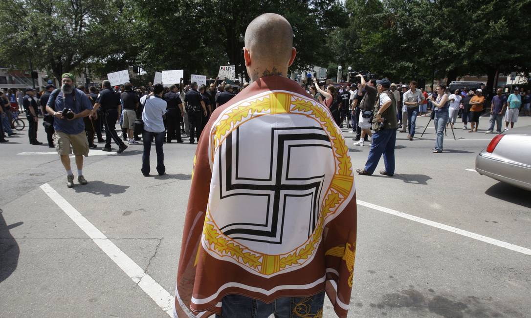 Supremacista branco se cobre com uma bandeira nazista no Texas Foto: LM Otero / Associated Press