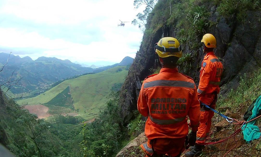 Bombeiros resgatam homem que caiu de penhasco e sobreviveu Foto: Divulgação