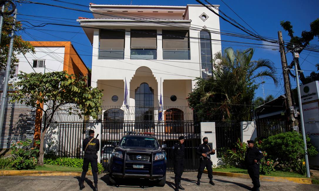 Policiais fazem segurança do escritório da OEA em Manágua, fechada pelo governo nicaraguense Foto: MAYNOR VALENZUELA / REUTERS