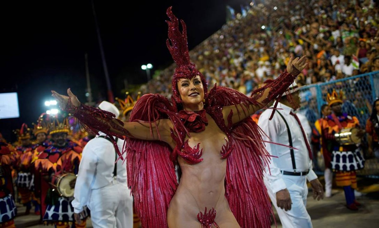 Paolla Oliveira Jogou Búzios Com Pai De Santo Da Grande Rio Antes Do Desfile Para Abrir Caminhos 5446