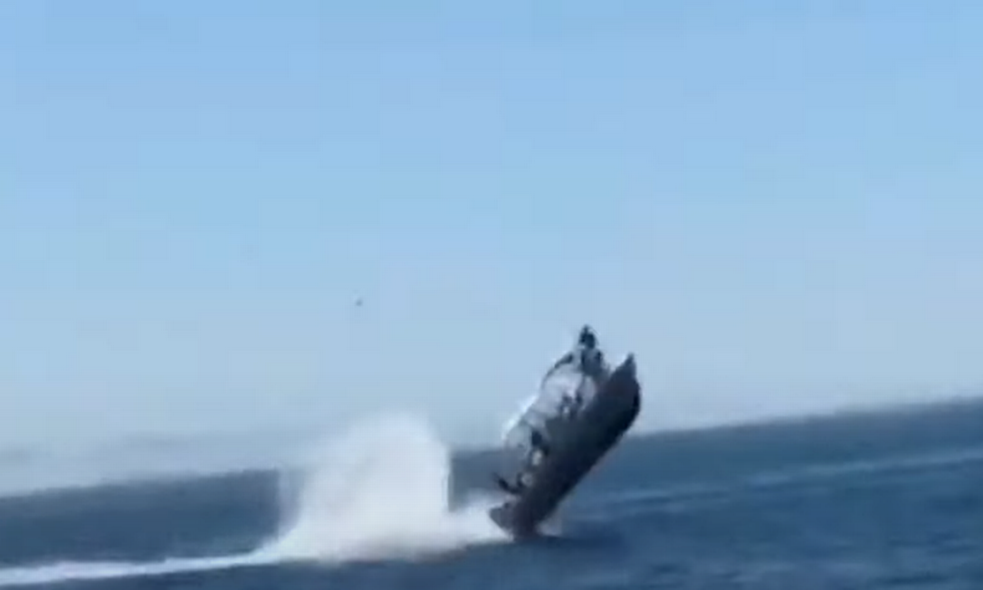 Turista é arremessado para fora de barco após colisão com baleia Foto: Reprodução
