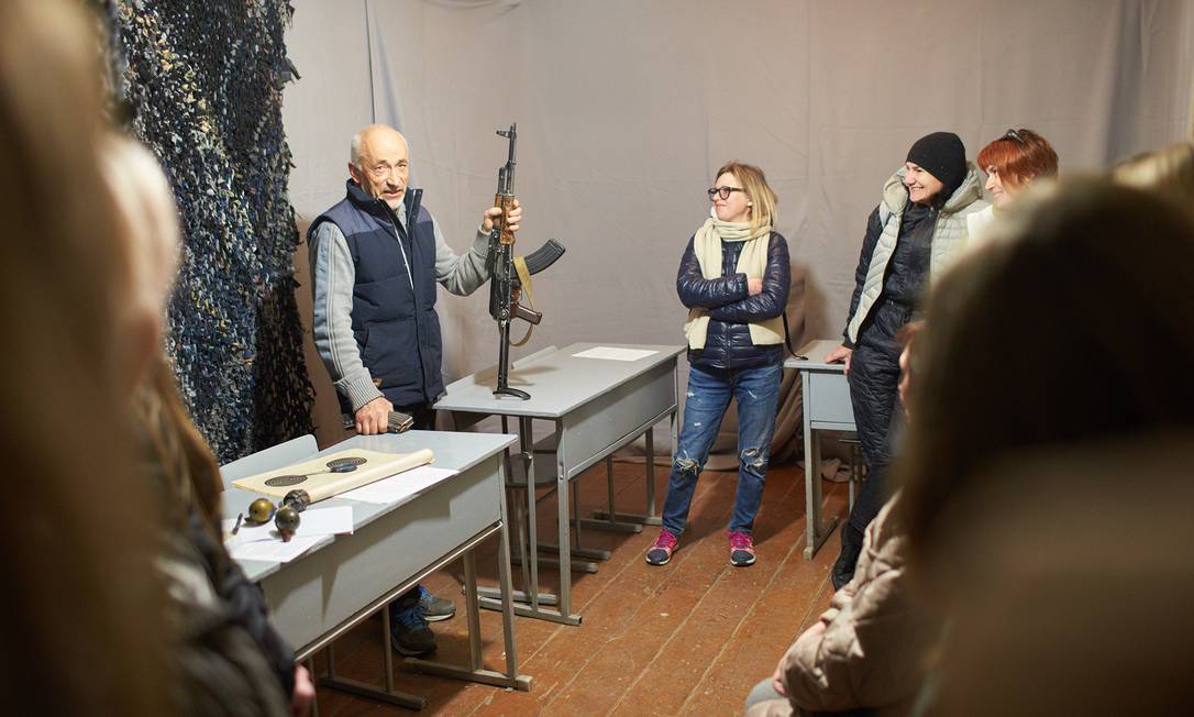 Cidade de Ivano-Frankivsk promove treino de tiro para mulheres civis Foto: Reprodução Facebook / Pavlo Pyvovar