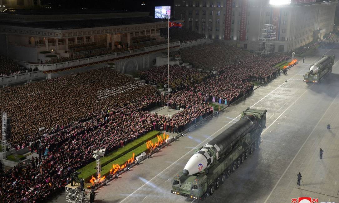 Desfile de missil balístico intercontinental durante parada militar para celebrar 90 anos de fundação do Exército da Coreia do Norte Foto: KCNA / via REUTERS