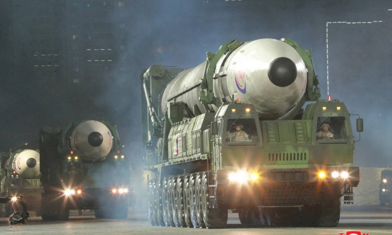 Hwasong-17, míssil balístico intercontinental (ICBM), durante parada militar na Coreia do Norte Foto: KCNA / via REUTERS