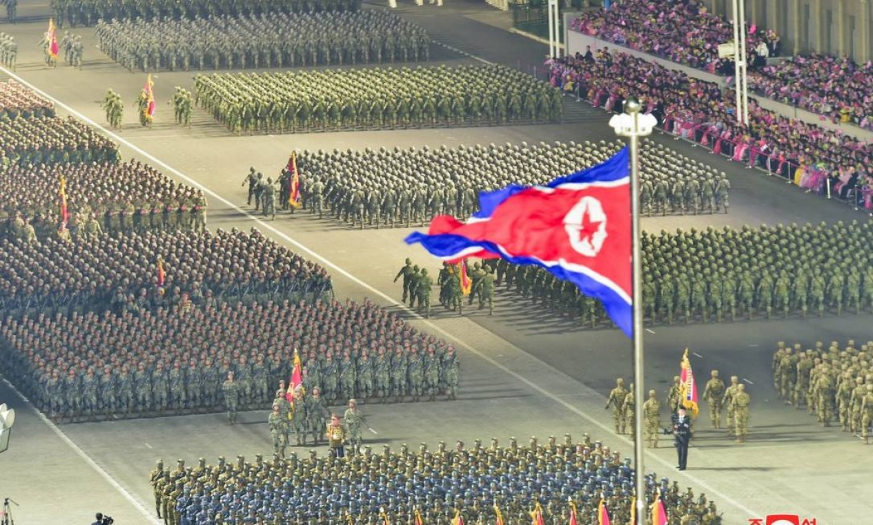 Coreia do Norte celebra 90 anos de fundação do Exército com desfile militar Foto: KCNA / via REUTERS