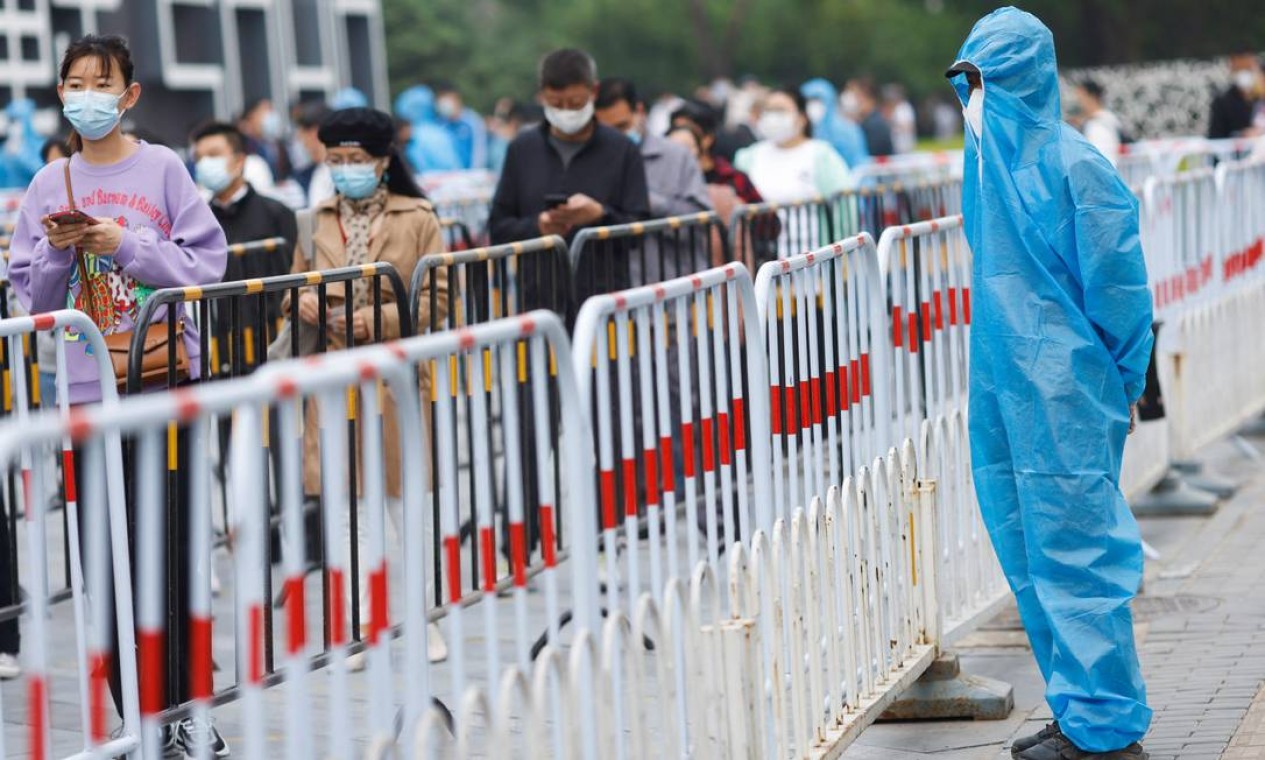 A fim de evitar lockdown, Pequim planeja testar 20 milhões de moradores até sábado (30) Foto: CARLOS GARCIA RAWLINS / REUTERS
