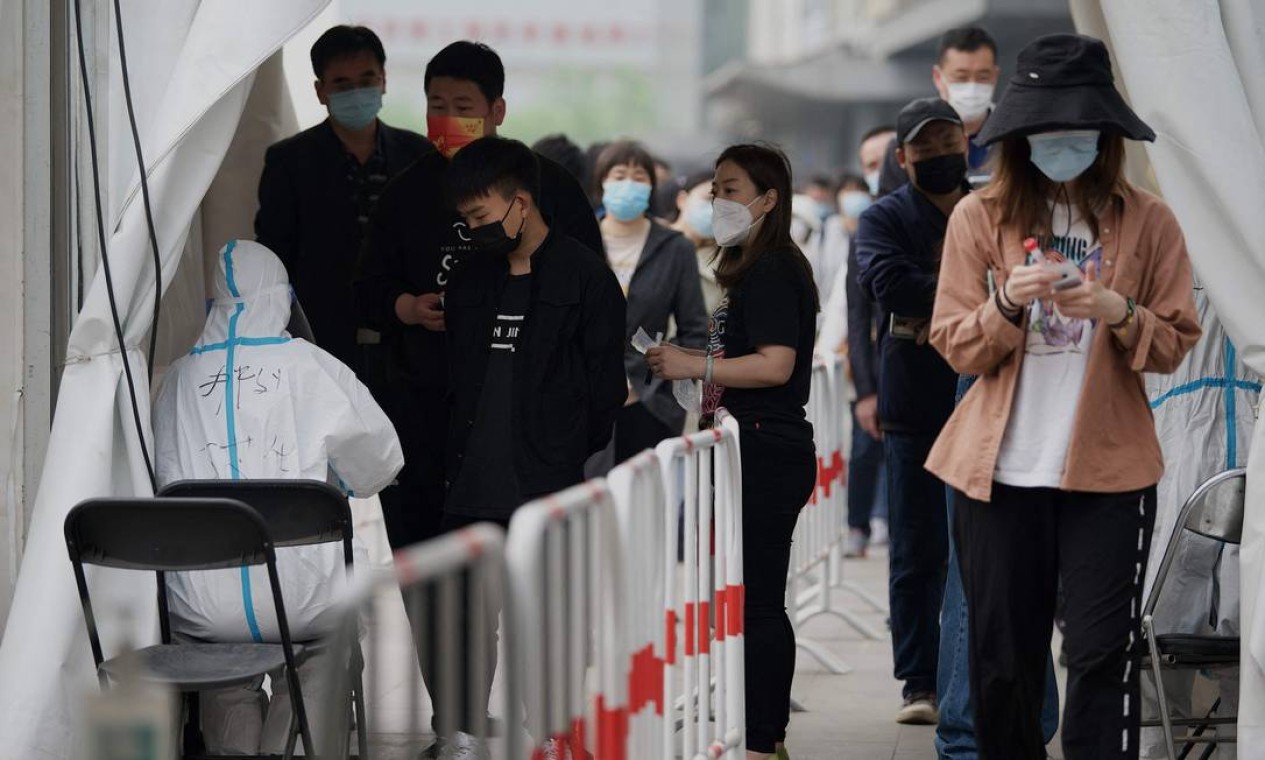 Testagem em massa na capital chinesa foi ampliada para 20 milhões, com objetivo de evitar lockdown como ocorrido em Xangai, onde mais de 1.000 casos foram relatados em março Foto: NOEL CELIS / AFP