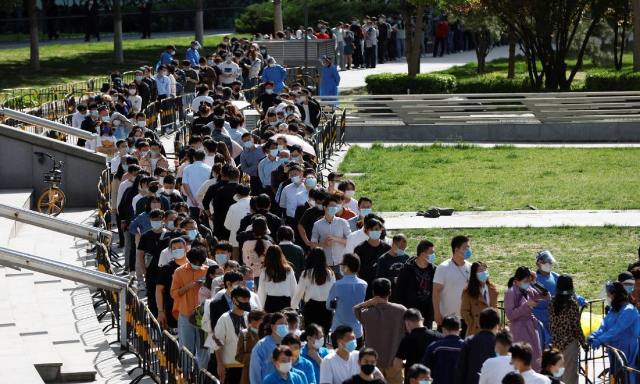 Moradores de Pequim juntaram-se a filas crescentes de pessoas esperando para serem testadas para Covid-19 nesta terça-feira (26) Foto: CARLOS GARCIA RAWLINS / REUTERS